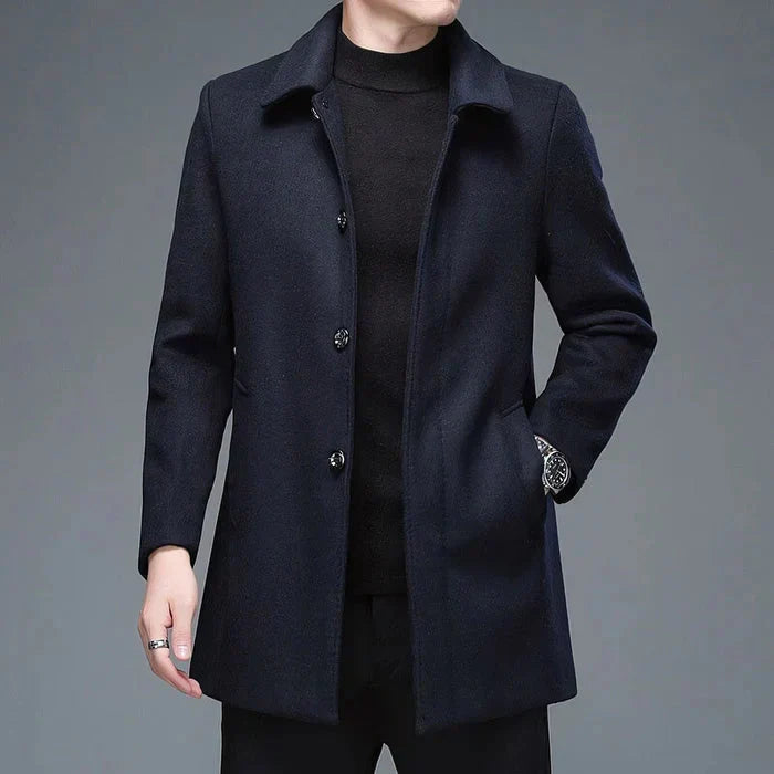 Sobretudo Social Masculino Curto em Lã Bonzzano BZ218 em um ambiente elegante.