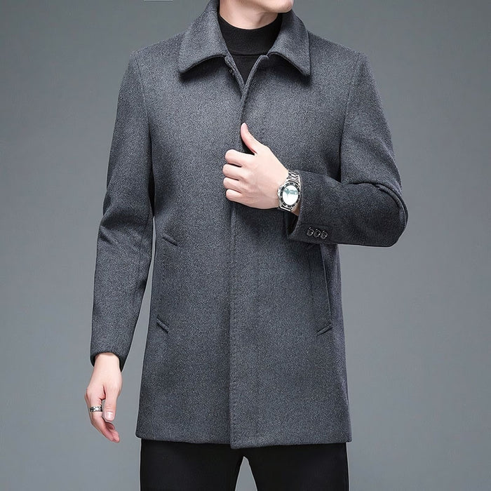 Sobretudo Social Masculino Curto em Lã Bonzzano BZ218 em um ambiente elegante.