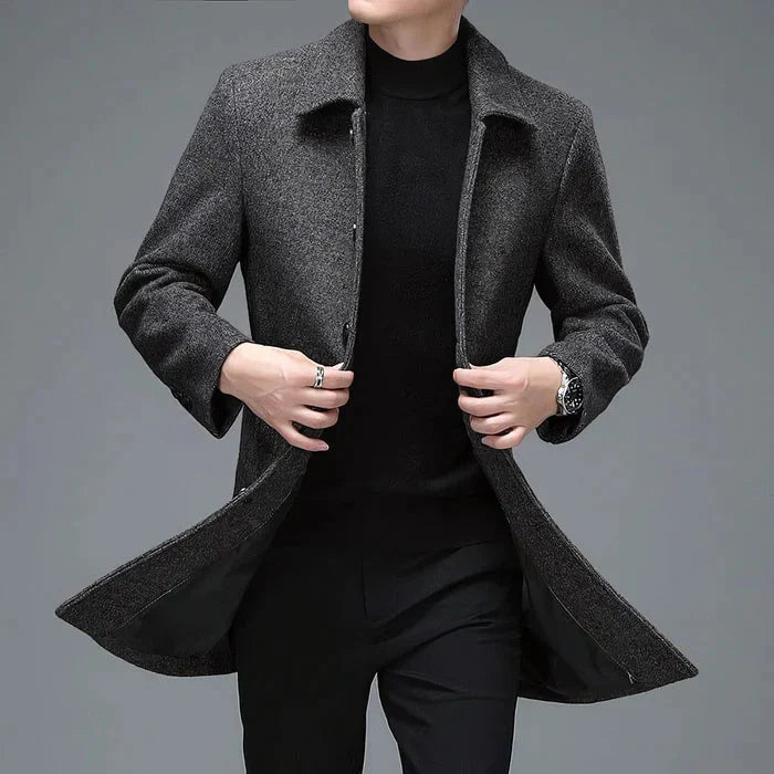 Sobretudo Social Masculino Curto em Lã Bonzzano BZ218 em um ambiente elegante.