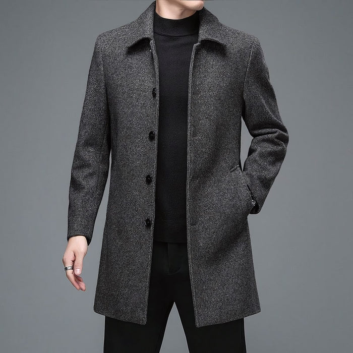 Sobretudo Social Masculino Curto em Lã Bonzzano BZ218 em um ambiente elegante.
