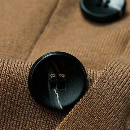 Suéter Masculino em Lã Bonzzano BZ185 com gola V e modelagem ajustada.