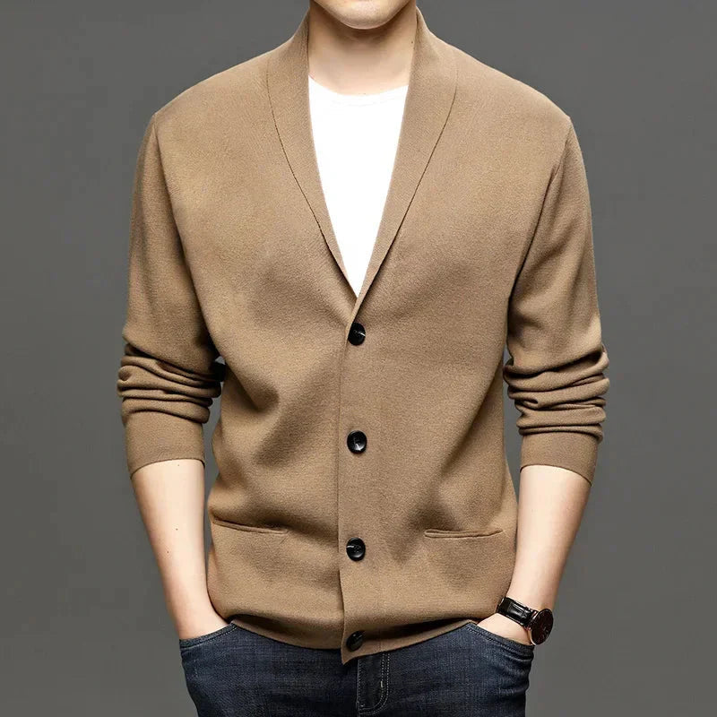 Suéter Masculino em Lã Bonzzano BZ185 com gola V e modelagem ajustada.