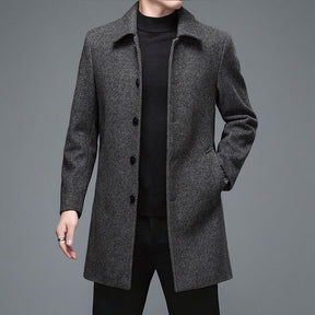 Sobretudo Social Masculino Curto em Lã Bonzzano BZ218 em um ambiente elegante.