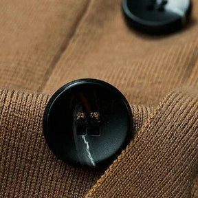Suéter Masculino em Lã Bonzzano BZ185 com gola V e modelagem ajustada.